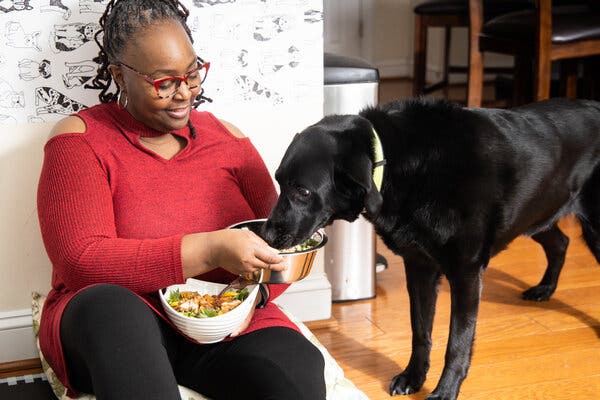 Mulher alimentando cachorro